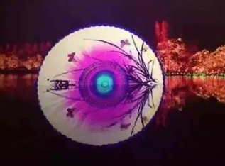 127個(gè)5噸重的手拉倒鏈將大型舞臺下沉到水下
