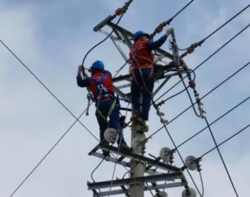 秋檢期間，供電公司員工用倒鏈吊裝新變壓器